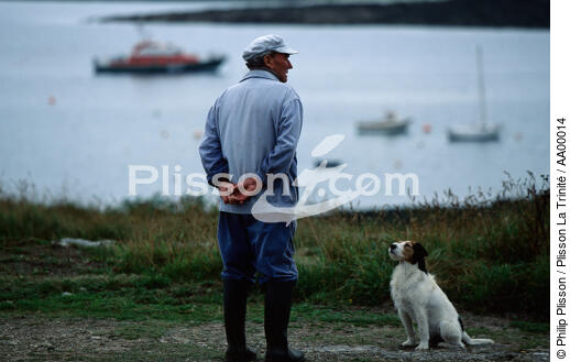 Pêcheur et son chien sur l'île de Molène (Finistère, 29) - © Philip Plisson / Plisson La Trinité / AA00014 - Nos reportages photos - Paysage littoral