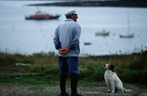 Pêcheur et son chien sur l'île de Molène (Finistère, 29) © Philip Plisson / Plisson La Trinité / AA00014 - Nos reportages photos - Finistère