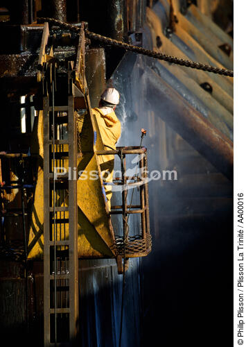 A man in a repair shipyard. - © Philip Plisson / Plisson La Trinité / AA00016 - Photo Galleries - France