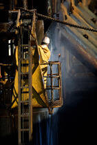 Un homme dans un chantier de réparation navale. © Philip Plisson / Plisson La Trinité / AA00016 - Nos reportages photos - Réparation navale