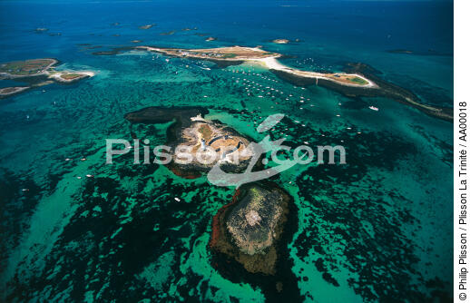 L'archipel des Glénan vu du ciel. - © Philip Plisson / Plisson La Trinité / AA00018 - Nos reportages photos - Vue aérienne