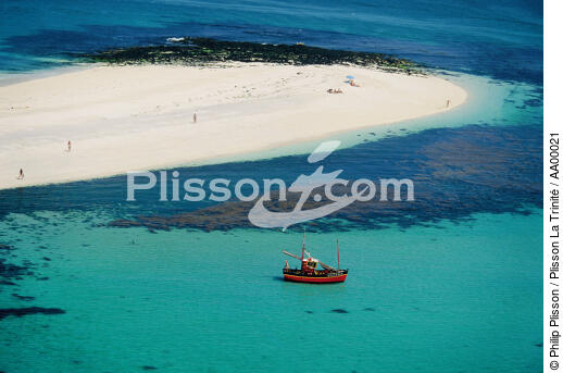 Bateau de pêche dans l'archipel des Glénan. - © Philip Plisson / Plisson La Trinité / AA00021 - Nos reportages photos - Ile [29]