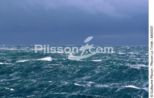 La mer est houleuse dans le Raz de Sein. - © Guillaume Plisson / Plisson La Trinité / AA00031 - Nos reportages photos - Paysage littoral