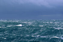 La mer est houleuse dans le Raz de Sein. © Guillaume Plisson / Plisson La Trinité / AA00031 - Nos reportages photos - Ciel