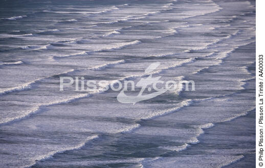 Les Vagues s'allongent sur la plage dans la Baie d'Audierne (Finistère, 29) - © Philip Plisson / Plisson La Trinité / AA00033 - Nos reportages photos - Paysage littoral