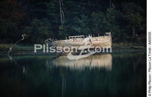 Une épave dans la rivière du Blavet. - © Philip Plisson / Plisson La Trinité / AA00035 - Nos reportages photos - Epave
