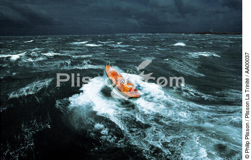 Ouessant Lifeboat (Brittany, 29). - © Philip Plisson / Plisson La Trinité / AA00037 - Photo Galleries - Lighthouse [29]