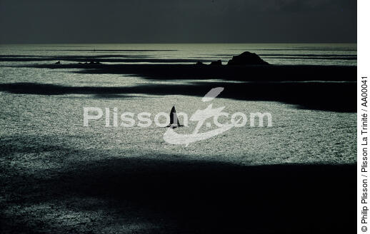 Un bateau, seul sur la mer irrisée. - © Philip Plisson / Plisson La Trinité / AA00041 - Photo Galleries - Monohull