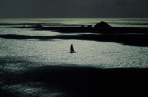 Un bateau, seul sur la mer irrisée. © Philip Plisson / Plisson La Trinité / AA00041 - Photo Galleries - Light