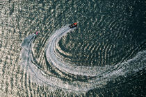 Sport de glisse (Wake board) dans la Baie de Quiberon. © Philip Plisson / Plisson La Trinité / AA00044 - Nos reportages photos - Sport nautique