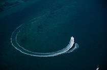Ski nautique dans la Baie de Quiberon. © Guillaume Plisson / Plisson La Trinité / AA00046 - Nos reportages photos - Vue aérienne