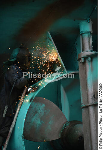 Carénage au port de Concarneau (Finistère, 29) - © Philip Plisson / Plisson La Trinité / AA00060 - Photo Galleries - Shipyard