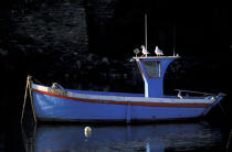 Petit canot de pêche au mouillage à Doëlan sur mer (Finsitère, 29) © Philip Plisson / Plisson La Trinité / AA00062 - Nos reportages photos - Vue non aérienne