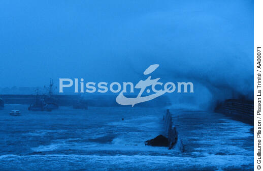 Vague passant par dessus la jetée de Quiberon lors d'une tempête, la nuit. - © Guillaume Plisson / Plisson La Trinité / AA00071 - Nos reportages photos - Gros temps