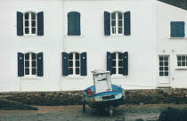 Un canot à moteur béquiller devant la maison aux volets bleus de Mane Verh. © Philip Plisson / Plisson La Trinité / AA00073 - Nos reportages photos - Morbihan