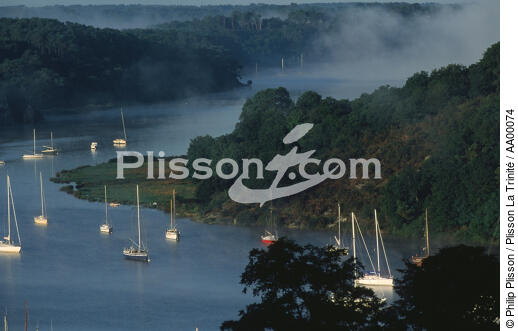 Bateaux au mouillage, la nuit, sur la Vilaine - © Philip Plisson / Plisson La Trinité / AA00074 - Nos reportages photos - Environnement