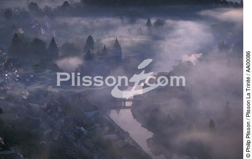 Josselin dans la Brume. - © Philip Plisson / Plisson La Trinité / AA00086 - Nos reportages photos - Vue aérienne