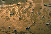 Bateaux posés sur le sable dans le bassin d'Arcachon. © Philip Plisson / Plisson La Trinité / AA00087 - Nos reportages photos - Mouillage
