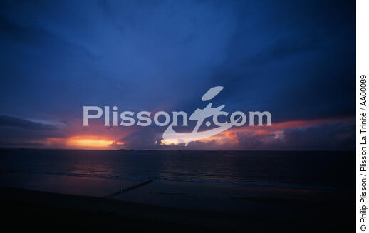 Coucher de soleil à Saint-Malo. - © Philip Plisson / Plisson La Trinité / AA00089 - Photo Galleries - Environment