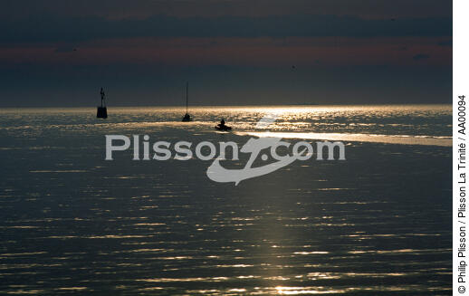 Coucher de soleil à Loctudy. - © Philip Plisson / Plisson La Trinité / AA00094 - Nos reportages photos - Bateau de pêche
