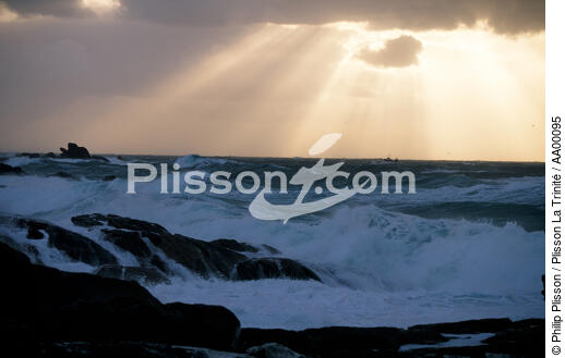 Tempête sur la côte de Penmarc'h. - © Philip Plisson / Plisson La Trinité / AA00095 - Nos reportages photos - Environnement