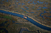 Une barque sur le Léty. © Philip Plisson / Plisson La Trinité / AA00097 - Nos reportages photos - Vue aérienne