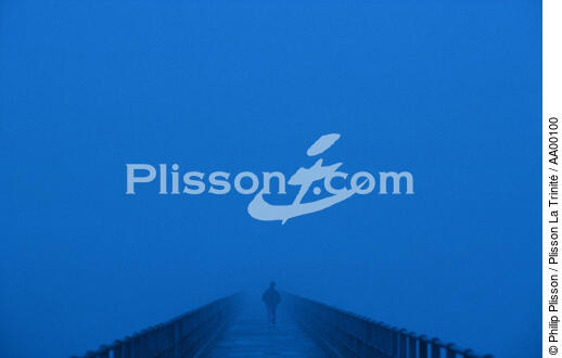 Un homme, la nuit, sur la jetée de Roscoff. - © Philip Plisson / Plisson La Trinité / AA00100 - Photo Galleries - Environment