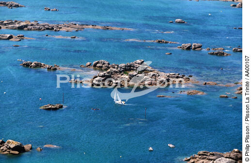 Voilier naviguant près des rochers à Ploumanac'h (Côtes d'Armor, 22) - © Philip Plisson / Plisson La Trinité / AA00107 - Photo Galleries - Monohull