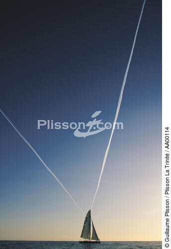 Groupe LG en contre-jour. - © Guillaume Plisson / Plisson La Trinité / AA00114 - Photo Galleries - Sky