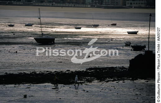 Bateau à marée basse devant Saint-Malo. - © Guillaume Plisson / Plisson La Trinité / AA00127 - Nos reportages photos - Monocoque