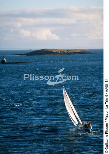 Le voilier Bleu Outremer naviguant devant Méaban. - © Guillaume Plisson / Plisson La Trinité / AA00184 - Nos reportages photos - Meaban