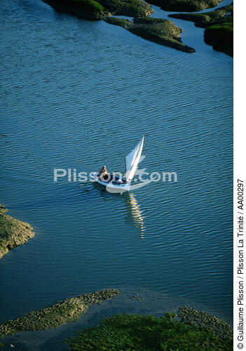 Canot à maisaine dans un marais au Portugal. - © Guillaume Plisson / Plisson La Trinité / AA00297 - Photo Galleries - Sailing boat