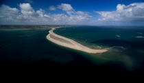 Sillon de Talbert : langue naturelle de sable et de galets longue de 3 km. © Philip Plisson / Plisson La Trinité / AA00105 - Nos reportages photos - Environnement