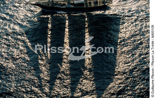 L'ombre du Shenandoah aux régates royales à Cannes. - © Guillaume Plisson / Plisson La Trinité / AA00109 - Nos reportages photos - Les Grands voiliers