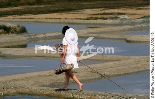 Jeune femme paludière dans les marais salants de Guérande. - © Philip Plisson / Plisson La Trinité / AA00119 - Nos reportages photos - Ville [44]