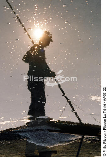 Paludier en contre-jour dans les marais salants de Guérande. - © Philip Plisson / Plisson La Trinité / AA00122 - Nos reportages photos - Homme