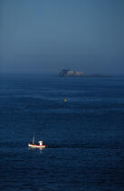 Pêche cotière aux abords de Saint-Malo. © Philip Plisson / Plisson La Trinité / AA00125 - Nos reportages photos - Balise