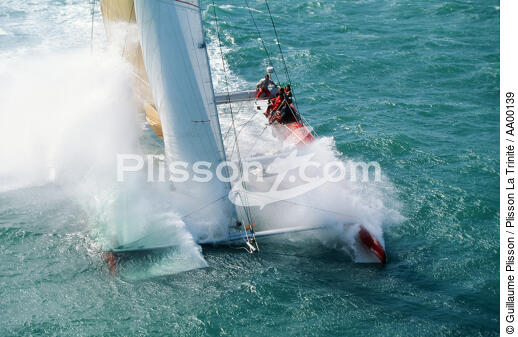 Le catamaran Dupont Duran en pleine course. - © Guillaume Plisson / Plisson La Trinité / AA00139 - Nos reportages photos - Bateau