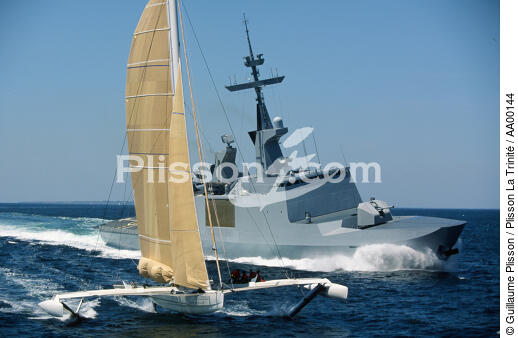 Le Surcouf et l'Hydroptère bord à bord . - © Guillaume Plisson / Plisson La Trinité / AA00144 - Photo Galleries - The Navy