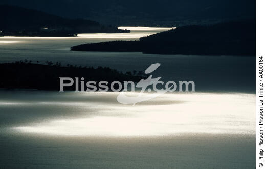 La baie de Sullivan en Tasmanie. - © Philip Plisson / Plisson La Trinité / AA00164 - Nos reportages photos - Lumière