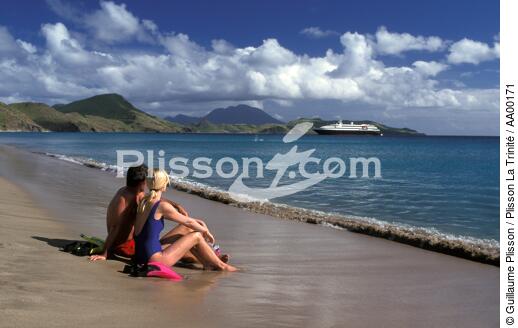 Un couple sur une plage aux Antilles. - © Guillaume Plisson / Plisson La Trinité / AA00171 - Photo Galleries - Couple