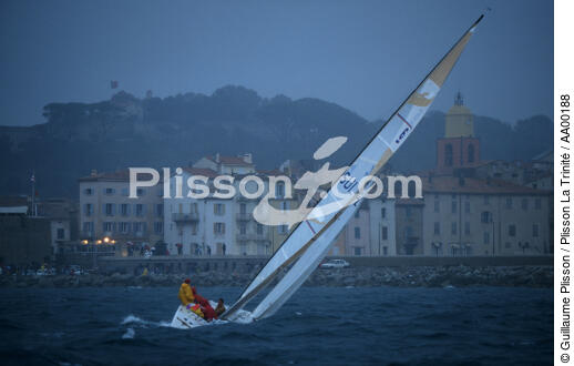 Un 6MJI naviguant aux abords de Saint Tropez. - © Guillaume Plisson / Plisson La Trinité / AA00188 - Nos reportages photos - 6 M JI