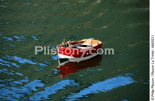 Barque rouge - © Philip Plisson / Plisson La Trinité / AA00211 - Photo Galleries - Environment