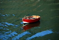 Barque rouge © Philip Plisson / Plisson La Trinité / AA00211 - Nos reportages photos - Mouillage