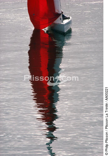 Reflet de spi sur une mer d'huile. - © Philip Plisson / Plisson La Trinité / AA00221 - Nos reportages photos - Reflet