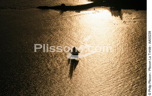 Langoustier à contre jour. - © Philip Plisson / Plisson La Trinité / AA00239 - Photo Galleries - Old gaffer