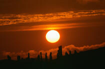 Coucher de soleil sur les menhirs du site numéro 1 de Calanais (Ecosse). © Philip Plisson / Plisson La Trinité / AA00259 - Photo Galleries - Hebrides [Isle of]