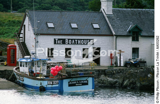 Abri à bateaux (boathouse) sur l'île de Mull. - © Philip Plisson / Plisson La Trinité / AA00262 - Photo Galleries - Phone box