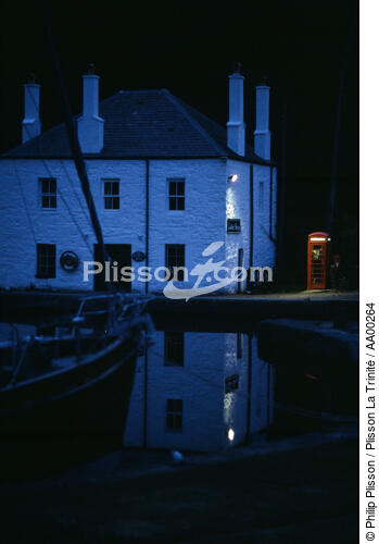 Crinan, petit port face à l'île de Jura (la nuit). - © Philip Plisson / Plisson La Trinité / AA00264 - Photo Galleries - Emblem