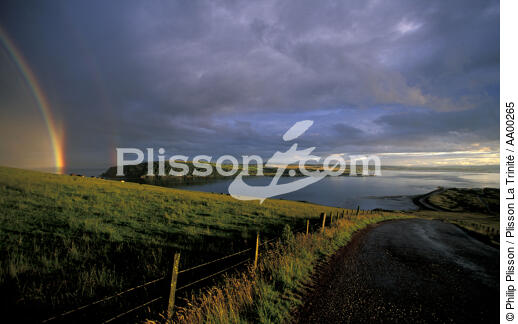 Arc-en-ciel sur Nigg Bay (Ecosse). - © Philip Plisson / Plisson La Trinité / AA00265 - Nos reportages photos - Horizontal